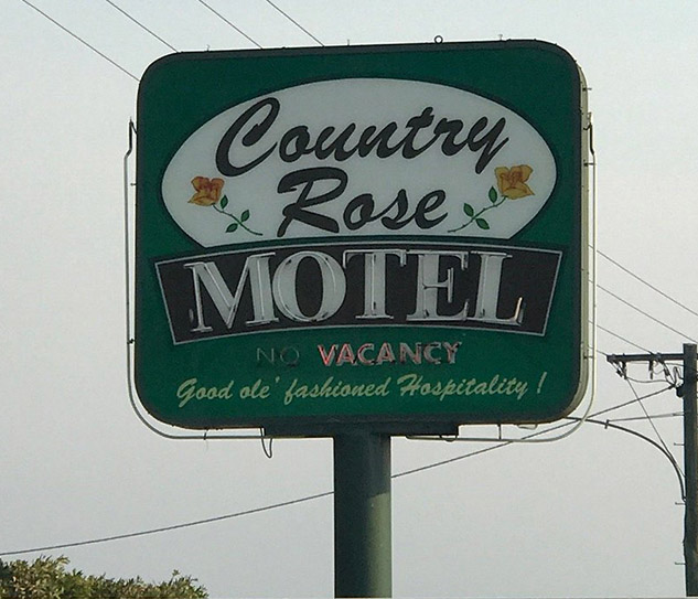 country-rose-warwick-motel-sign